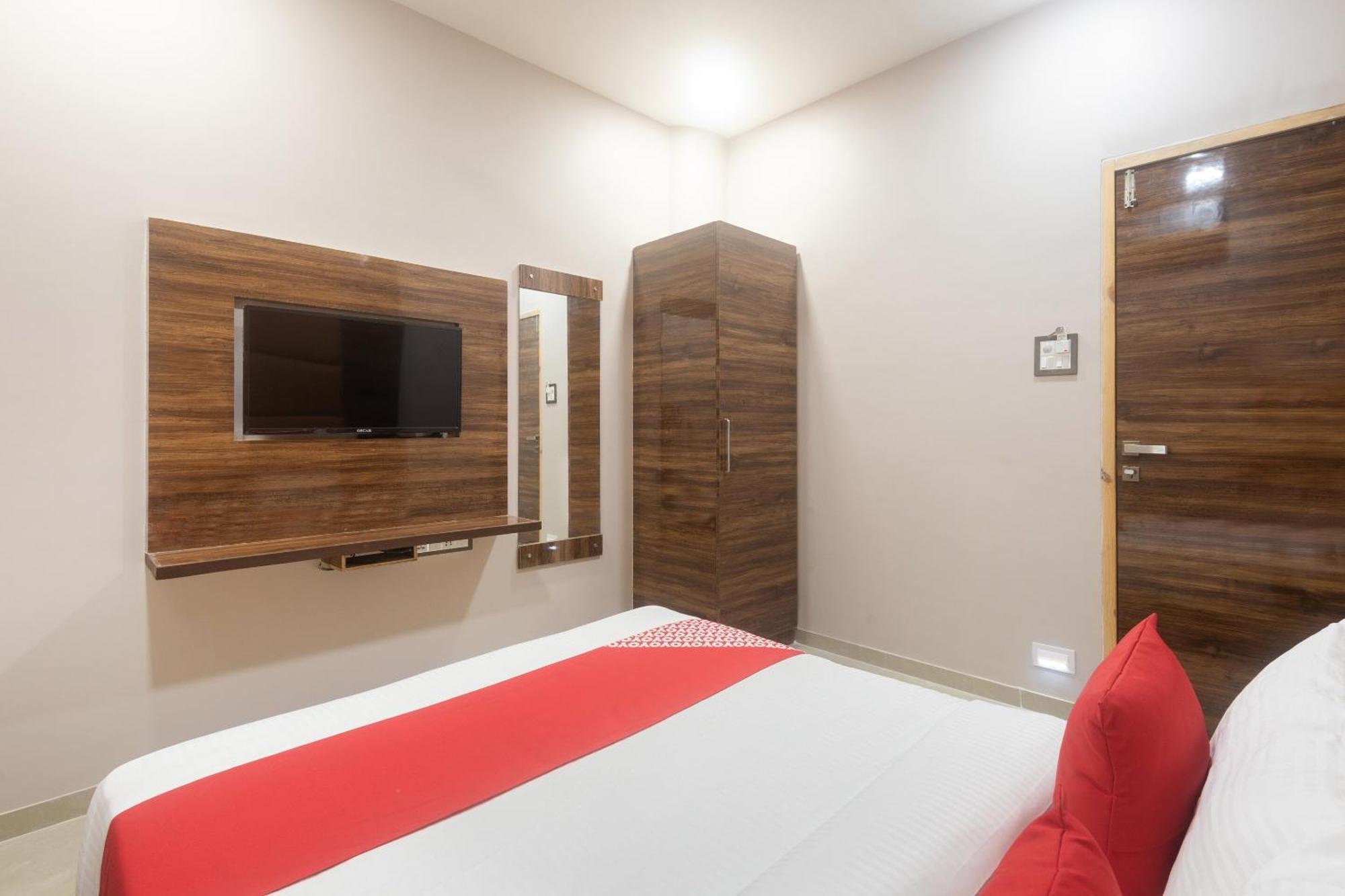 Hotel Blue Executive Near Chhatrapati Shivaji International Airport Mumbai  Buitenkant foto